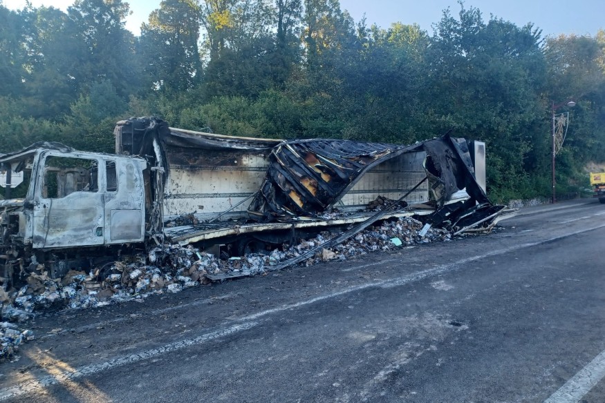 Un camion prend feu en pleine nuit à la Bâtie-Divisin